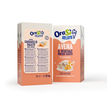 Δύο συσκευασίες OraSì Gelato με βάση βρώμης, Caramello Salato και Avena, με μια μπάλα παγωτού.