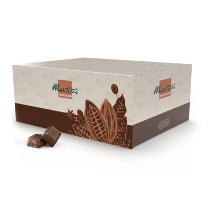 Κρεμ-καφέ κουτί Martini Cioccolato με γραφικά λοβών κακάο, δίπλα σε δύο τετράγωνα σοκολάτας γάλακτος.