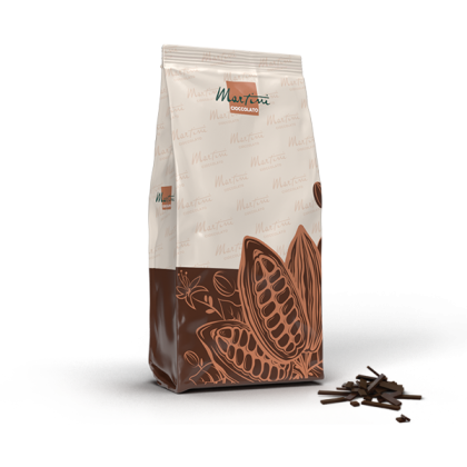 Όρθια σακούλα Martini Cioccolato με γραφικό λοβών κακάο, δίπλα σε σωρό ψιλοκομμένης μαύρης σοκολάτας.