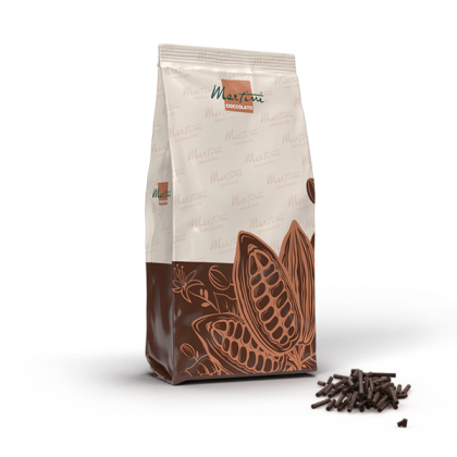 Όρθια συσκευασία σοκολάτας Martini Cioccolato με γραφικό κακαόκαρπου, δίπλα σε ξύσματα σοκολάτας.