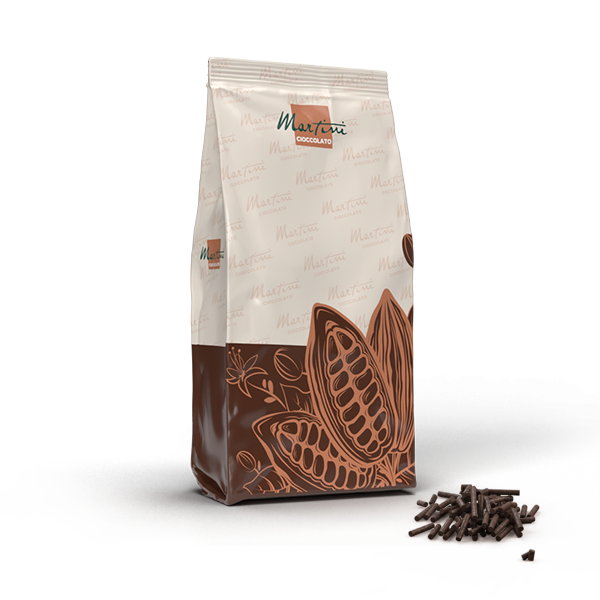 Όρθια συσκευασία σοκολάτας Martini Cioccolato με γραφικό κακαόκαρπου, δίπλα σε ξύσματα σοκολάτας.