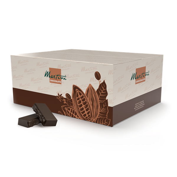 Κρεμ και καφέ κουτί Martini Cioccolato με γραφικά λοβών κακάο, δίπλα σε δύο στοιβαγμένες σοκολάτες υγείας.