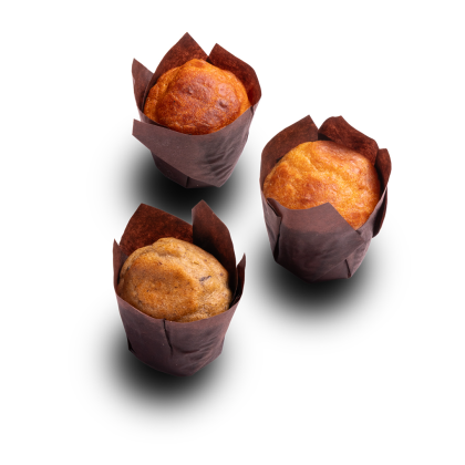 Τρία muffins σε καφέ χάρτινες θήκες σε λευκό φόντο, δύο χρυσά και ένα πιο σκούρο.