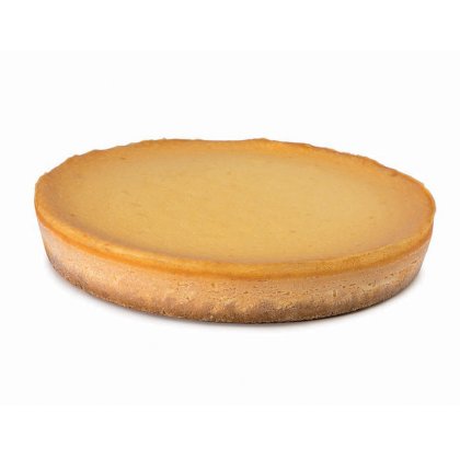 Στρογγυλό ψητό cheesecake με χρυσαφί κρούστα και απαλή, ανοιχτοκίτρινη γέμιση, σε λευκό φόντο.