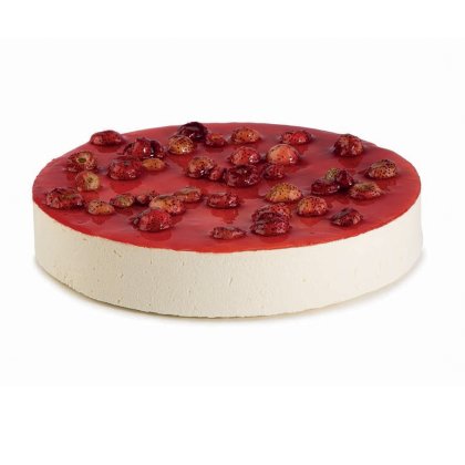 Στρογγυλό cheesecake με γυαλιστερό κόκκινο γλάσο και μικτά κόκκινα φρούτα, ορατή κομμένη πλευρά, σε λευκό φόντο