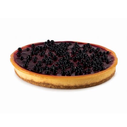 Στρογγυλό cheesecake με μύρτιλα, χρυσή βάση και γυαλιστερή κομπόστα φρούτων του δάσους, σε λευκό φόντο