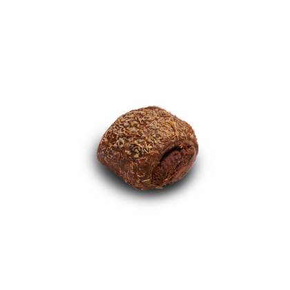 Στρογγυλή σοκολατένια πραλίνα brigadeiro με τραγανά σπρίνκλς, δαγκωμένη με ορατή κρεμώδη γέμιση.