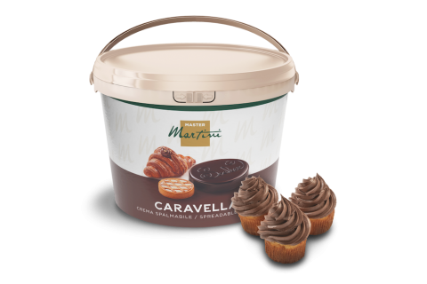 Κουβάς επάλειψης Master Martini Caravella δίπλα σε τρία cupcakes με σοκολατένια γλάσο.