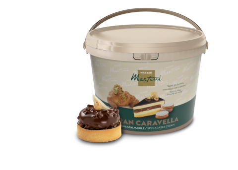 Μεγάλο δοχείο κρέμας επάλειψης Master Martini Gran Caravella δίπλα σε τάρτα με σοκολατένιο γλάσο.