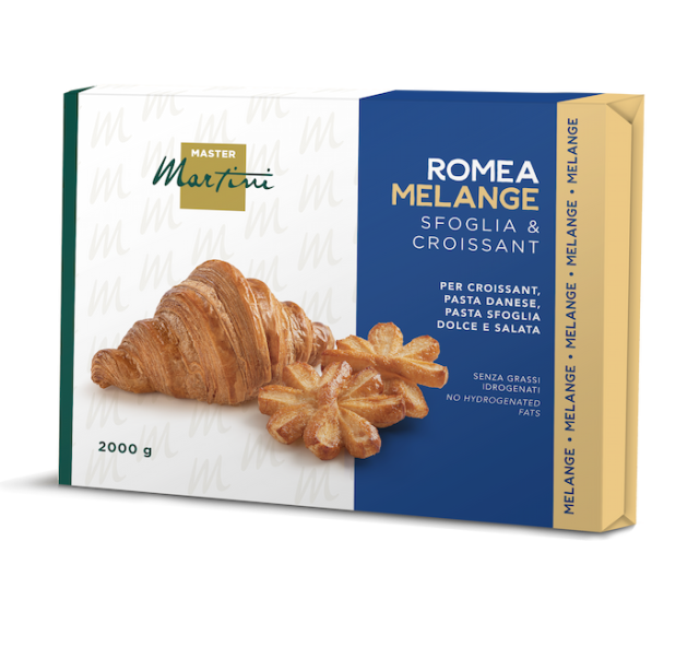 Συσκευασία 2000g λίπους Master Martini Romea Melange για κρουασάν, με κρουασάν και ζύμη σε σχήμα αστεριού.