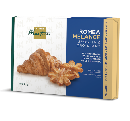Συσκευασία 2000g λίπους Master Martini Romea Melange για κρουασάν, με κρουασάν και ζύμη σε σχήμα αστεριού.